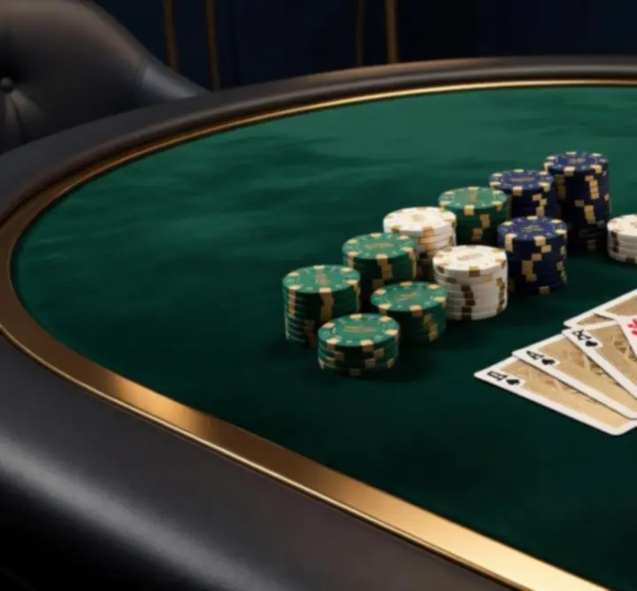Zbliżenie na elegancki stół pokerowy z kartami i żetonami